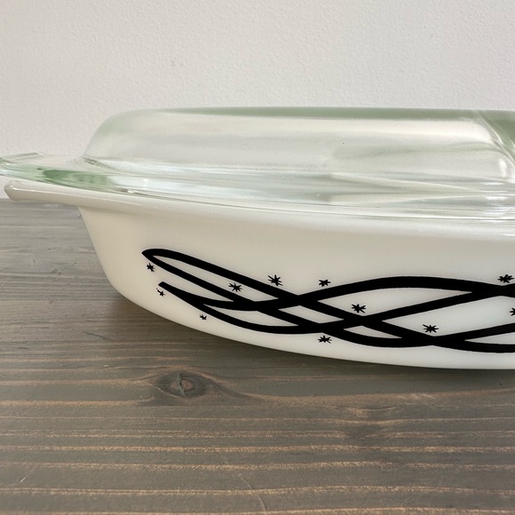 Vintage 1958 PYREX split dish 🖤🤍
Barbed wire 1.5 quart with lid - Picture 5 of 13